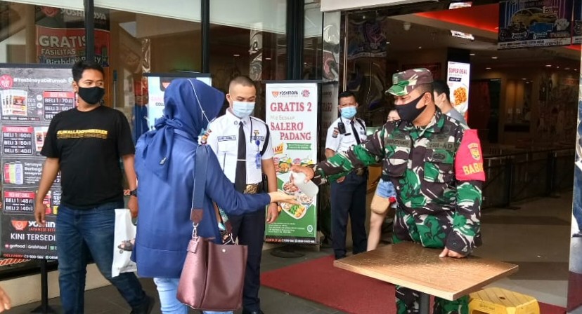 Babinsa Koramil 410-06/ menghimbau pengunjung Mall Bumi Kedaton