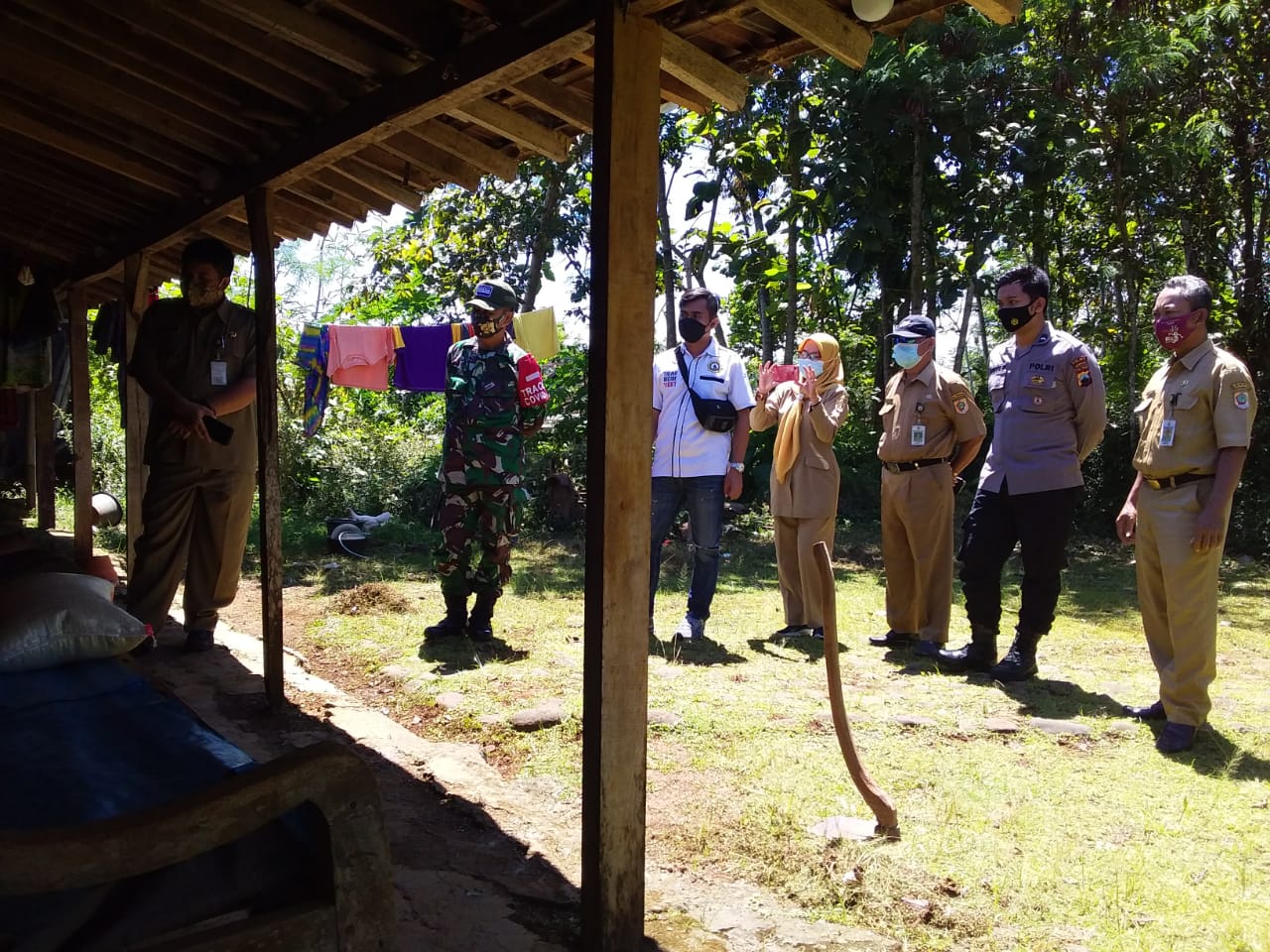 Bentuk Perhatian Satgas PPKM Mikro Kayuloko Berikan Sembako Kepada Warga 