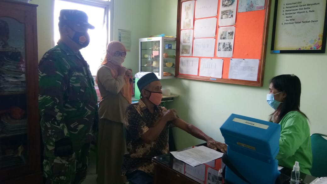 Batuud Koramil 23/Karangtengah Dampingi 81 Orang Laksanakan Vaksin  