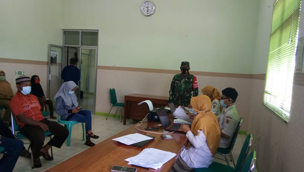 Batuud Koramil 23/Karangtengah Dampingi 81 Orang Laksanakan Vaksin