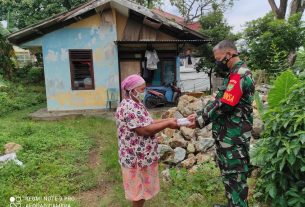 Babinsa Kelurahan Rajabasa Berbagi Rezeki Kepada Warga Kurang Mampu