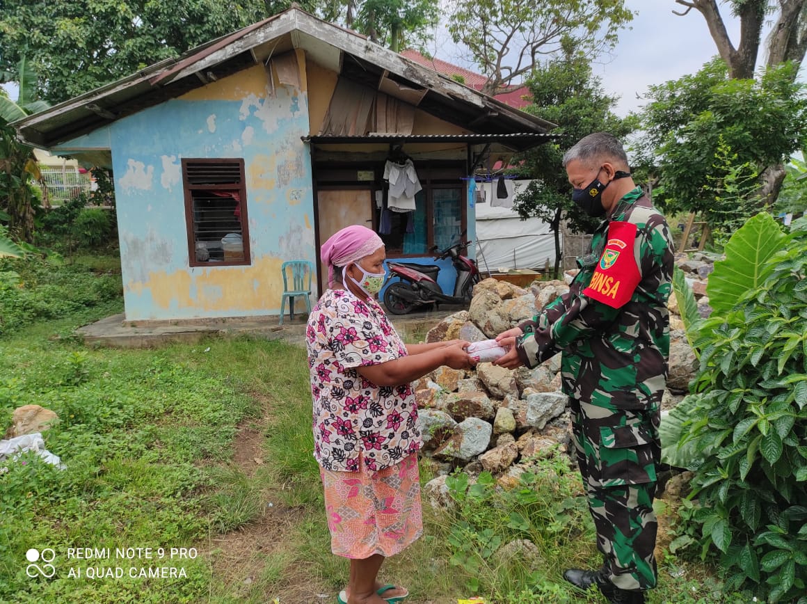 Babinsa Kelurahan Rajabasa Berbagi Rezeki Kepada Warga Kurang Mampu