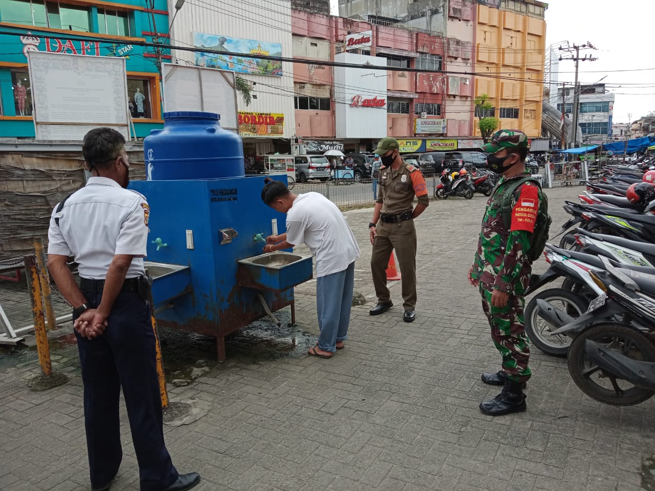 Babinsa Koramil 410-05/TKP Kodim 0410/KBL Melaksanakan kegiatan Prokes