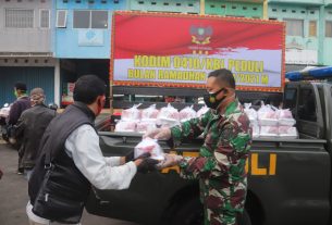 Kodim 0410/KBL Berbagi Masker dan Takjil Berbuka Puasa di Terminal Kemiling