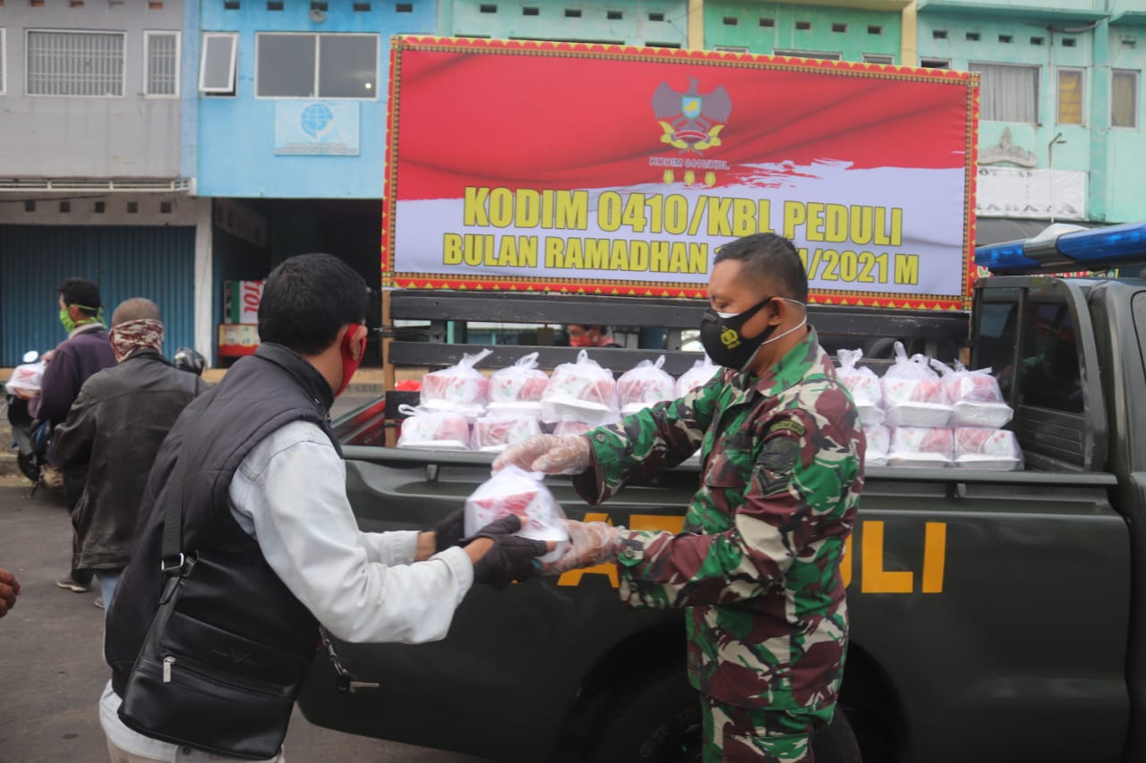 Kodim 0410/KBL Berbagi Masker dan Takjil Berbuka Puasa di Terminal Kemiling