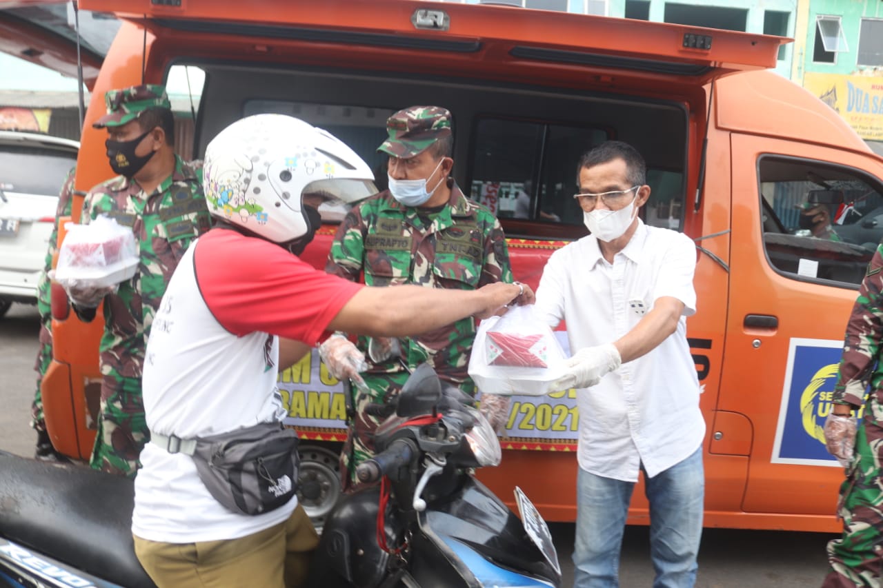 Kodim 0410/KBL Berbagi Masker dan Takjil Berbuka Puasa di Terminal Kemiling