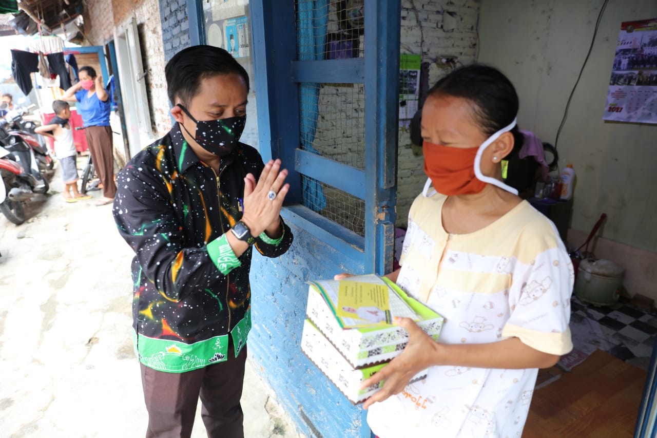 Hari ke-8 Ramadhan 1442, Ketua LKKS Ibu Riana Sari Arinal Bagikan Nasi Kotak untuk di Kuripan, Teluk Betung Barat