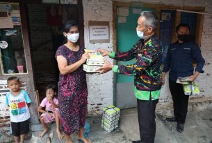 Hari ke-8 Ramadhan 1442, Ketua LKKS Ibu Riana Sari Arinal Bagikan Nasi Kotak untuk di Kuripan, Teluk Betung Barat