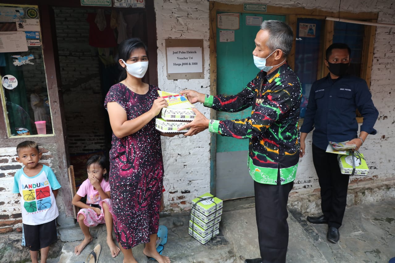 Hari ke-8 Ramadhan 1442, Ketua LKKS Ibu Riana Sari Arinal Bagikan Nasi Kotak untuk di Kuripan, Teluk Betung Barat