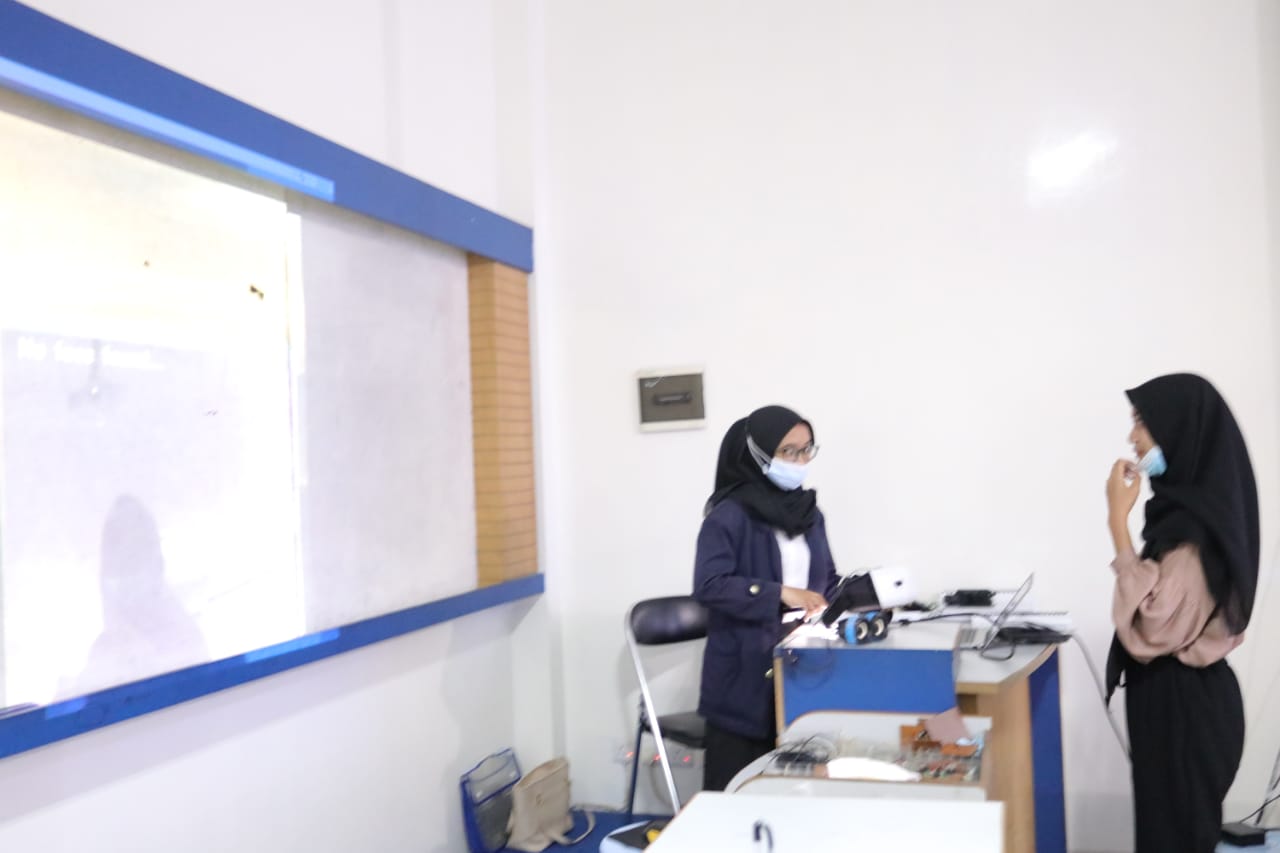 Mahasiswi Sistem Komputer Darmajaya Buat Alat Pendeteksi Masker untuk Tunanetra