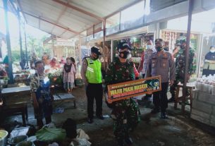 Keliling Pasar, TNI-Polri Himbau Pedagang Dan Pengunjung Terapkan Protkes