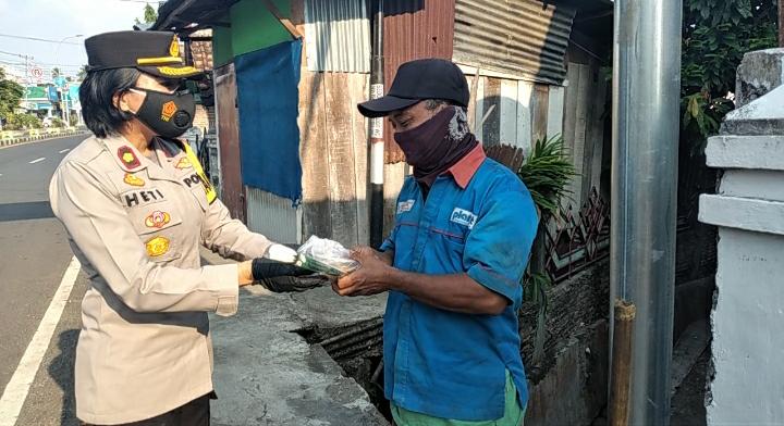 Momen Hari Kartini, Polwan Polres Tanggamus Berbagi Takjil di Kota Agung