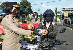 Momen Hari Kartini, Polwan Polres Tanggamus Berbagi Takjil di Kota Agung