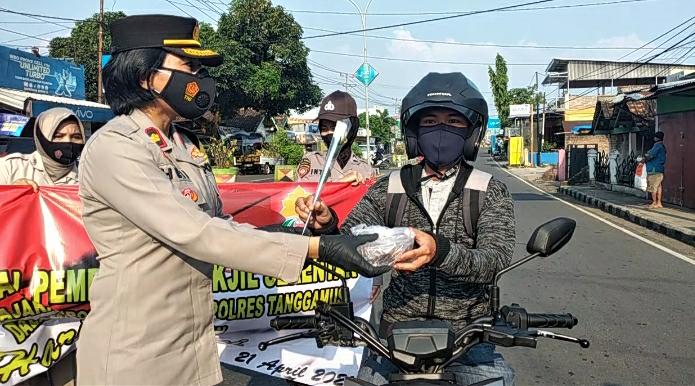 Momen Hari Kartini, Polwan Polres Tanggamus Berbagi Takjil di Kota Agung