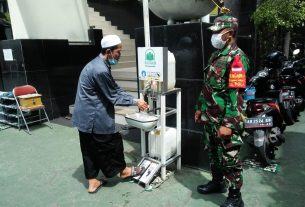 Babinsa Kelurahan Jayengan Penerapan PPKM di Wilayah Binaannya