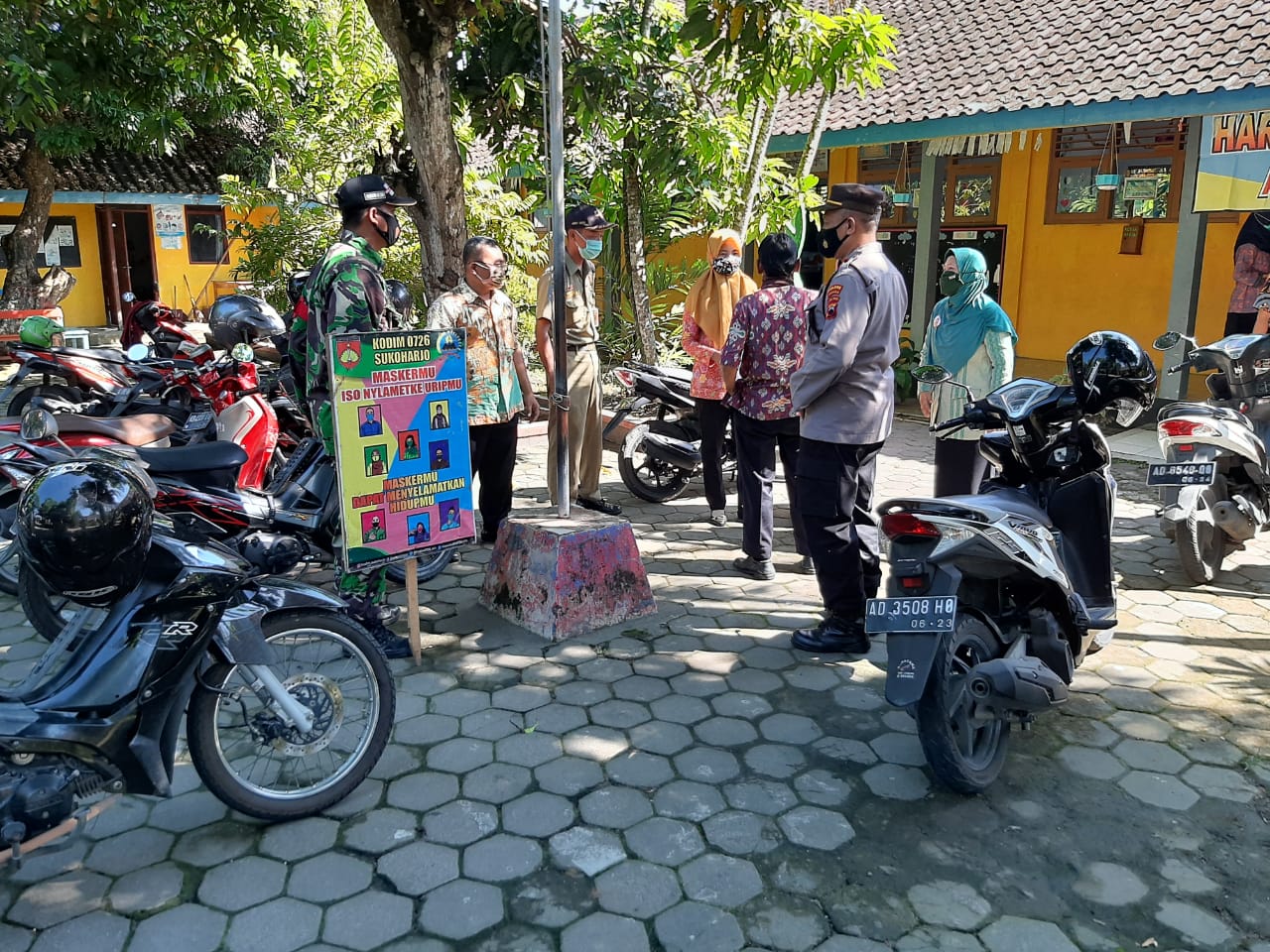 Keliling desa-desa, Aparat Gabungan Bendosari Sosialisasi dan ajak warga laksanakan gerakan 5M