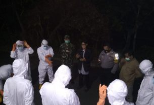 Koramil 14/Jatisrono Beserta Polsek Dampingi Pemakaman Jenazah Dengan Standar Covid-19