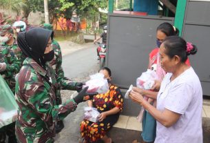 Personel Kodim 0410/KBL Berbagi Masker Dan Takjil