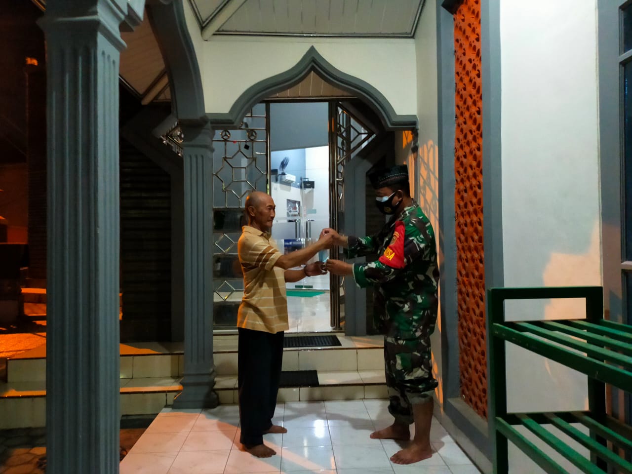 Peltu Joko Pandoyo bersama Gugus Tugas Kelurahan Nunyai mengimbau para Jama'ah Masjid