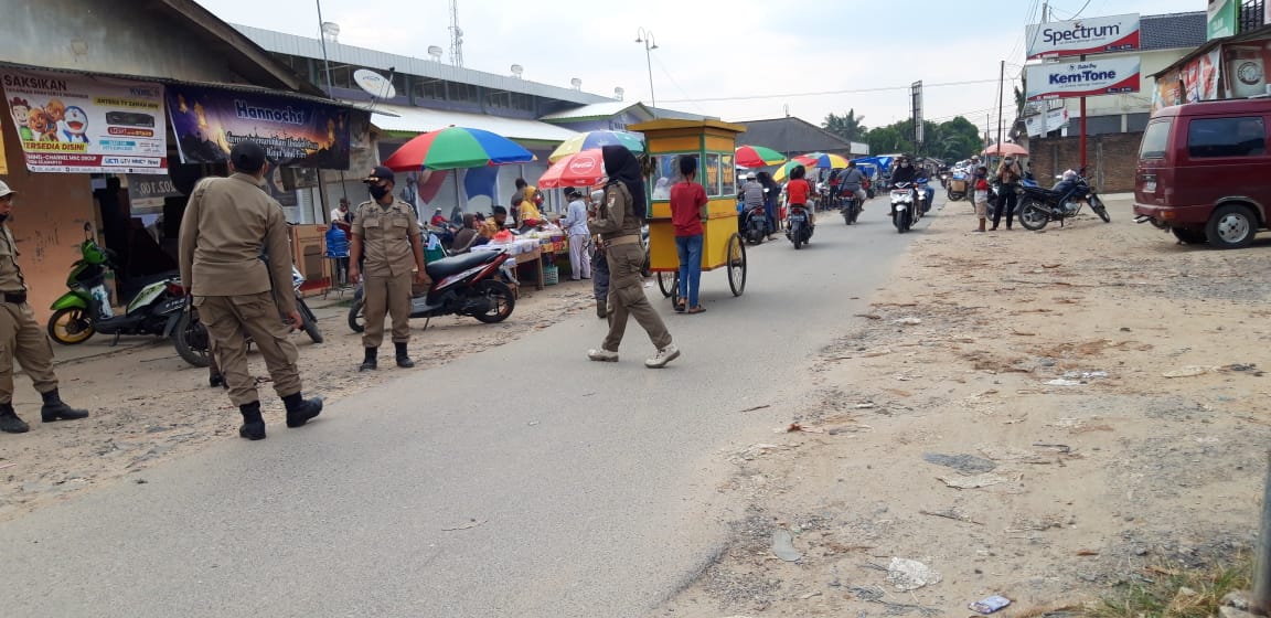 Bersama POL-PP Sekcam Kecamatan Tumijajar Mehimbau Pengunjung Pasar