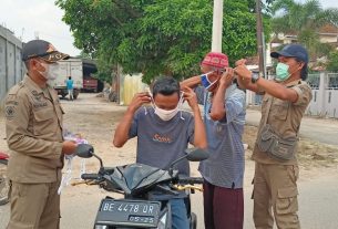 Bersama POL-PP Sekcam Kecamatan Tumijajar Mehimbau Pengunjung Pasar