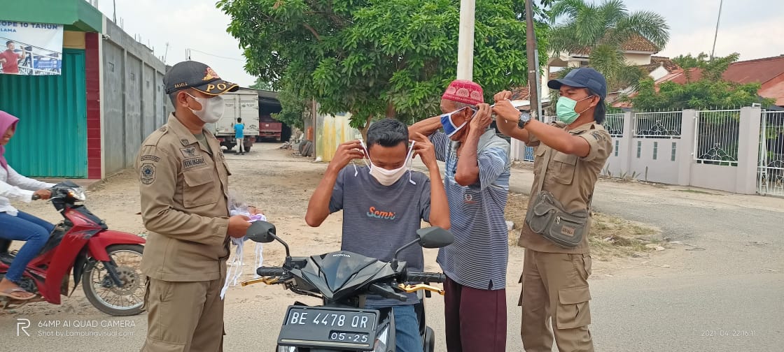 Bersama POL-PP Sekcam Kecamatan Tumijajar Mehimbau Pengunjung Pasar