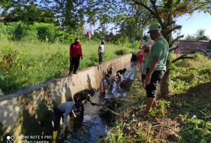 Mengurangi Resiko Banjir, Babinsa Koramil 410-06 Bersama Warga Grebek Sungai
