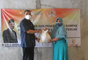 Kunjungan Reses, Junaidi Auly Bagikan Paket Bahan Pokok Kepada Masyarakat Lampung Tengah