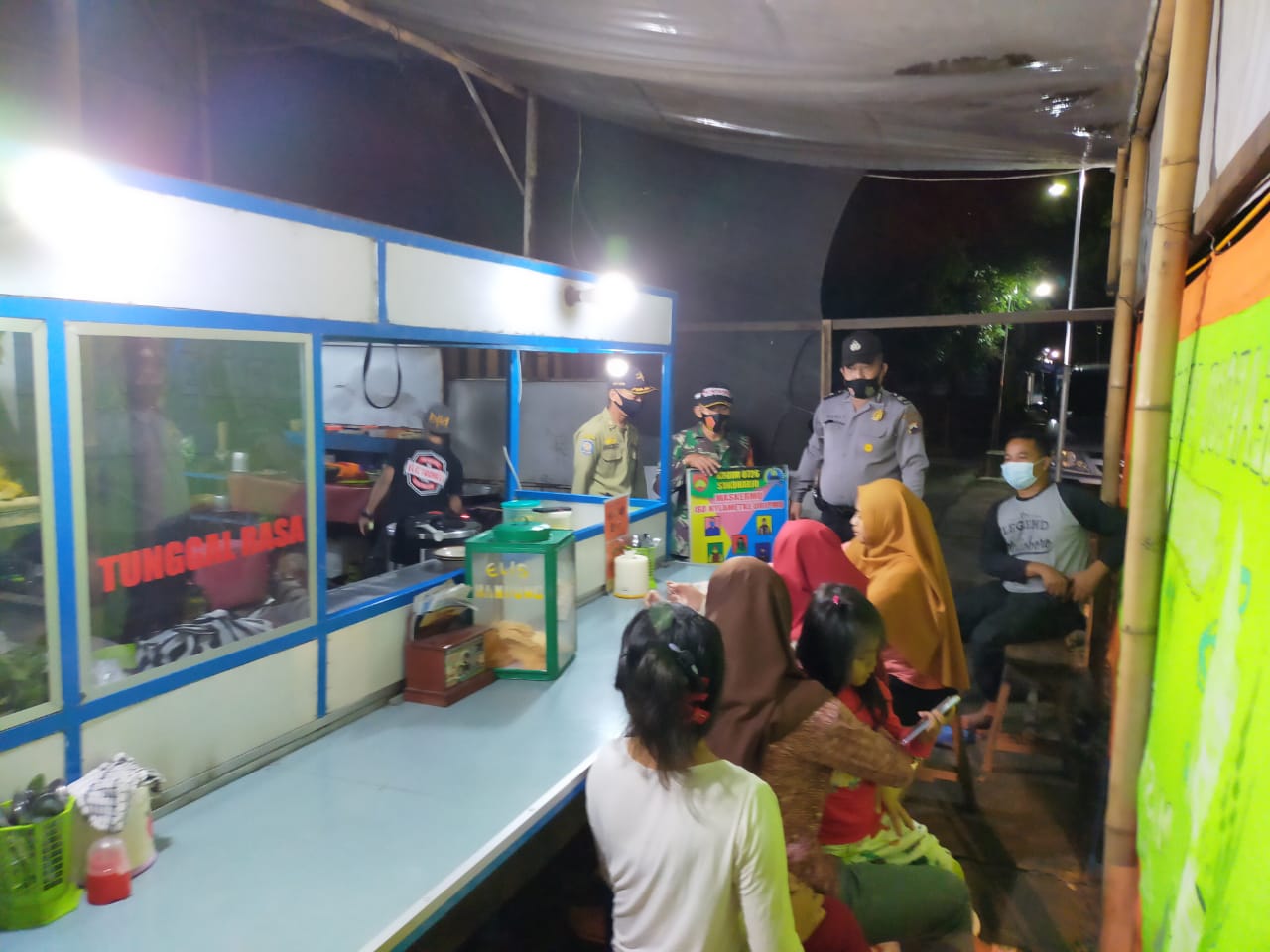 Datangi Warung Makan Koramil 12/Bendosari Bersama Satgas Covid-19 Kec. Bendosari Sampaikan Himbauan Tentang Prokes 5M