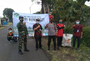 Forkopimcam Jatisrono Turun Dalam Aksi Cabut Paku Peringati Hari Bumi Sedunia