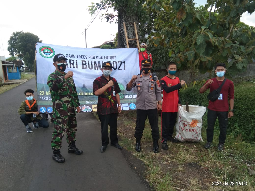 Forkopimcam Jatisrono Turun Dalam Aksi Cabut Paku Peringati Hari Bumi Sedunia