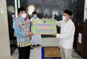 Walikota Metro Serahkan Bantuan Pembangunan Masjid Jami Nurul Huda