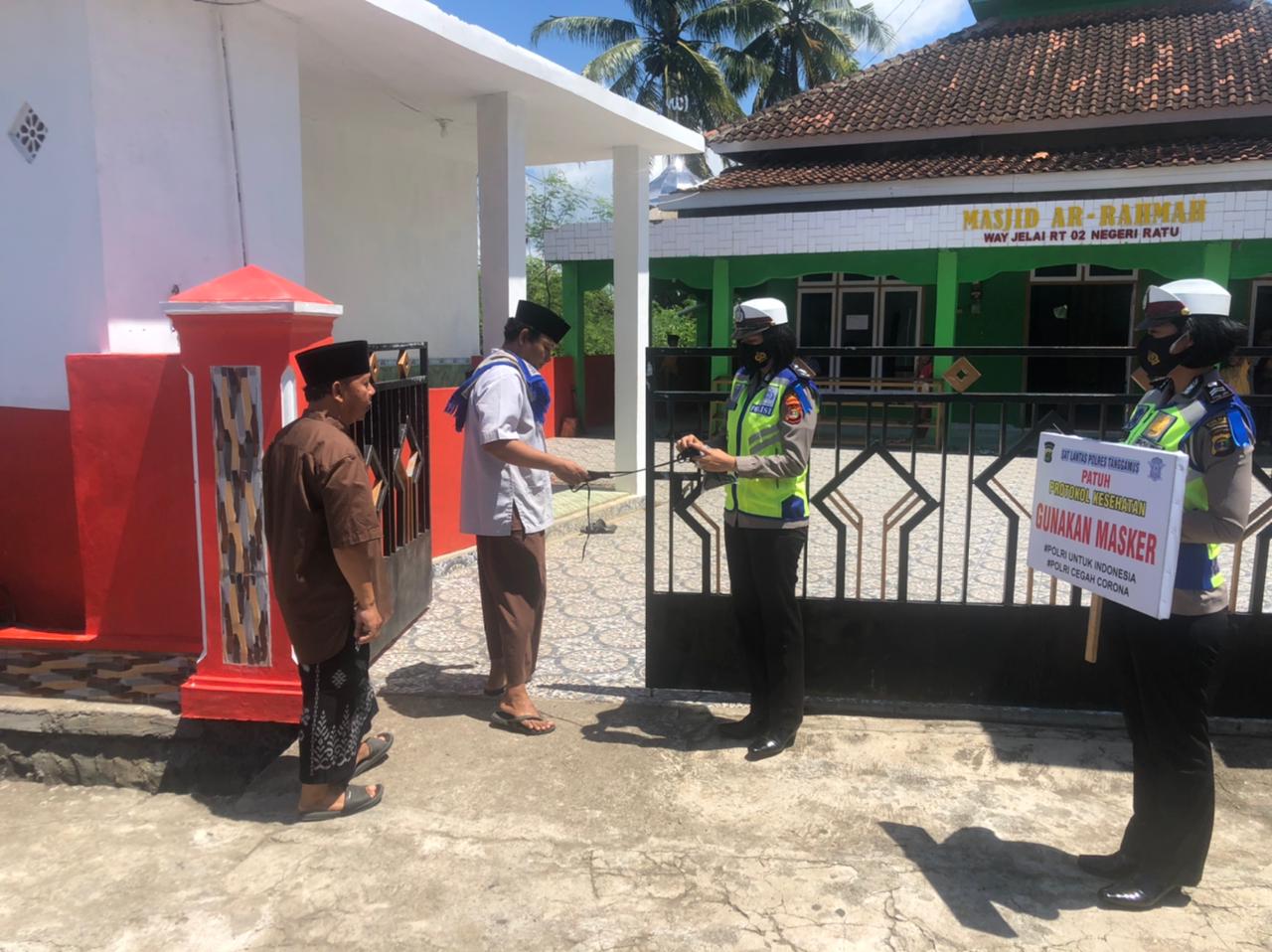 Polwan Sat Lantas Polres Tanggamus Laksanakan Pengamanan Sholat Jumat