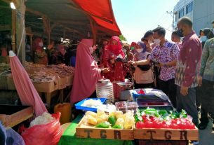 Peringati Hari Kartini, Walikota Bersama PKK Bagi Masker dan Handsanitizer ke Pasar