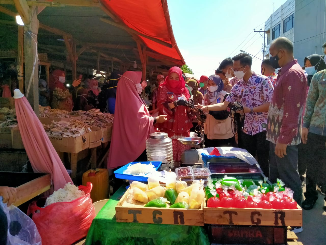 Peringati Hari Kartini, Walikota Bersama PKK Bagi Masker dan Handsanitizer ke Pasar