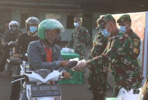 Kodim 0410/KBL Membagikan Takjil Dan Masker Kepada Masyarakat