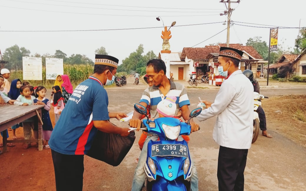 Jelang Buka Puasa Dibagikan 500 Takjil Dan 500 Masker Kepada Warga Desa Purwotani