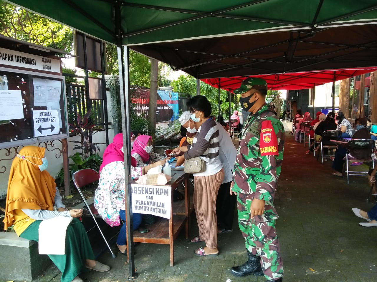 Hari ini Warga Kelurahan Jayengan dan Kemlayan Kecamatan Serengan Terima Pencairan BST