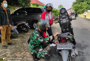 Peduli Dengan Sesama Peltu Mansyah Bantu Motor Warga Mogok