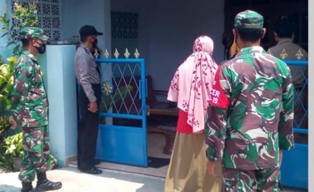 Laksanakan Tracking Kepada Warga, Anggota TNI Polri Dampingi Petugas Medis
