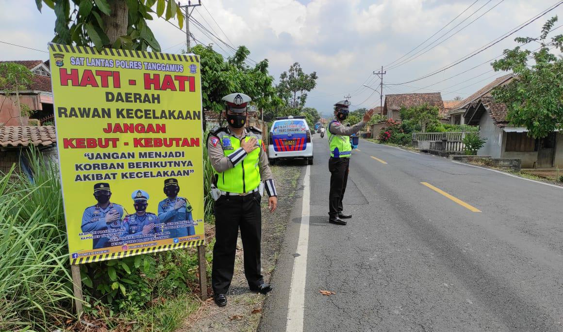 Cegah Laka, Sat Lantas Polres Tanggamus Pasang Banner Himbauan