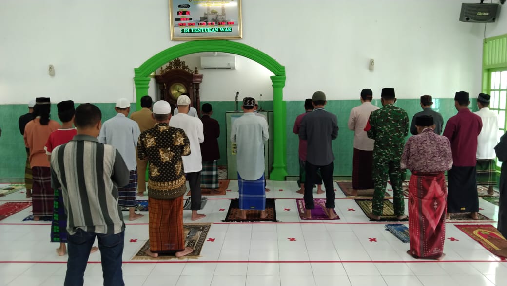 Bersama Masyarakat Prajurit Kodim 0410/KBL Melakukan Shalat Ghaib