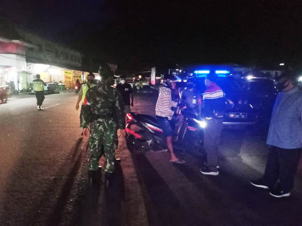 Babinsa Ajak Warga Patroli Rutin Dengan Memberikan Himbauan Sosialisasi Prokes