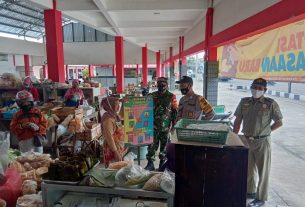 Serda Hendri Babinsa Koramil 02/Nguter Bersama Satgas Covid-19 Himbauan 5M Di Pasar Kepuh