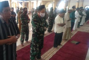 Masyarakat Gelar Sholat Ghaib Untuk Korban Hilangnya KRI Nanggala - 402