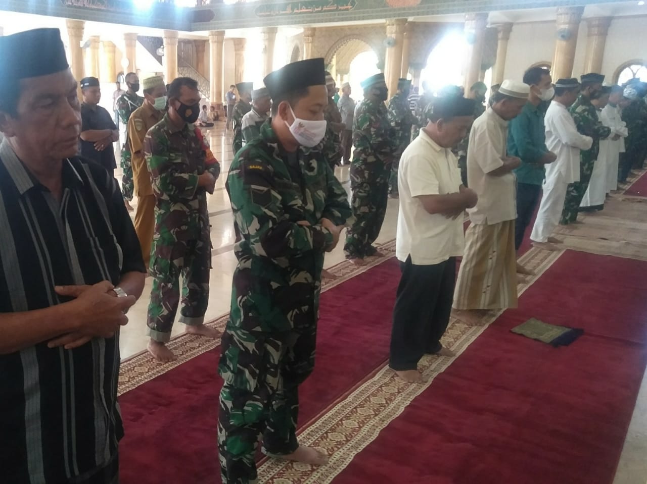 Masyarakat Gelar Sholat Ghaib Untuk Korban Hilangnya KRI Nanggala - 402