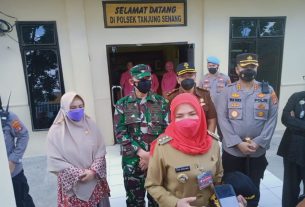 Hj. Eva Dwiana, Hadiri Acara Pengukuhan Berlangsung di Polsek Tanjung Senang