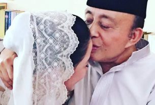 Abdul Latief (81), mencium mesra kening sang istri, Ainahag Dona ALatief, Selasa (27/4/2021). | Facebook