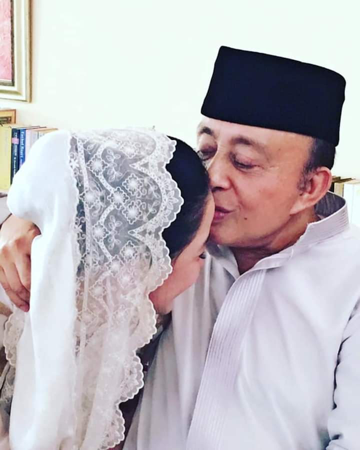 Abdul Latief (81), mencium mesra kening sang istri, Ainahag Dona ALatief, Selasa (27/4/2021). | Facebook
