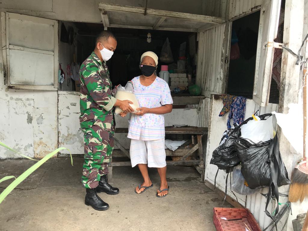 Wujud Kepedulian, Serda Budiono Bagikan Sembako Kepada Warga Terdampak Covid-19